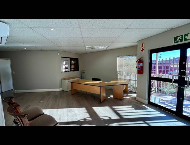 218M² OFFICE TO LET IN ROCKY DRIFT